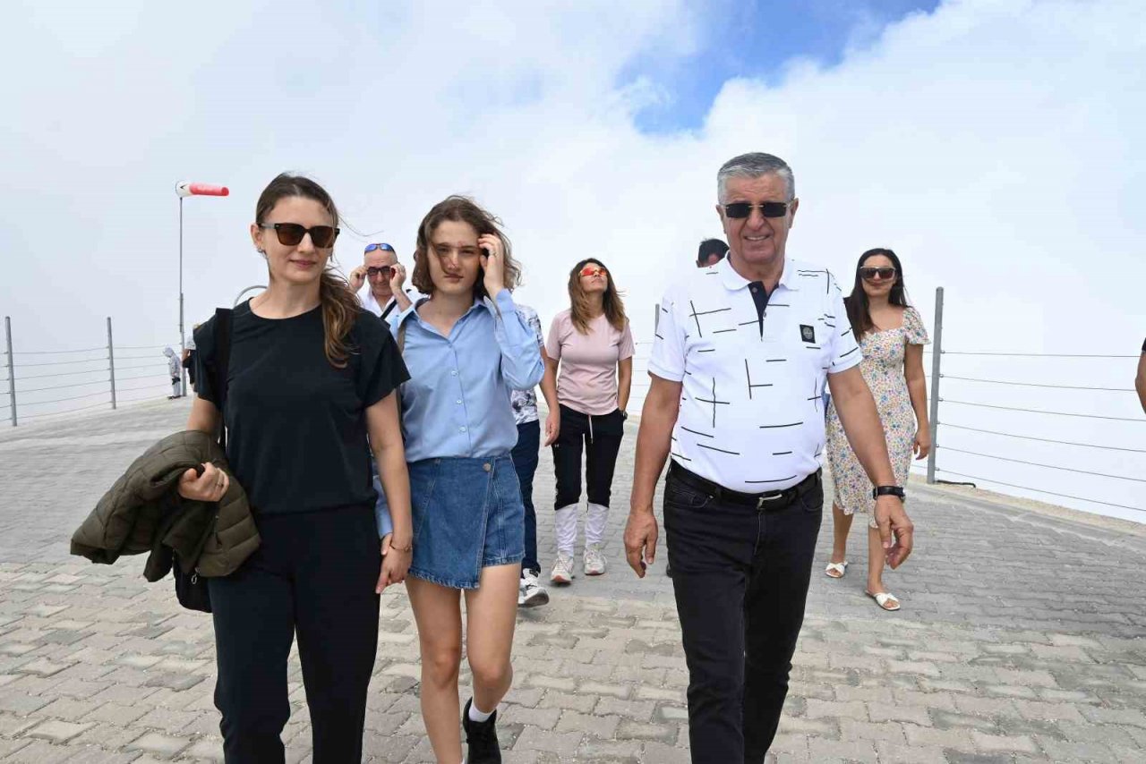 LGS’de dereceye giren öğrenciler Tahtalı Dağı’na çıktı