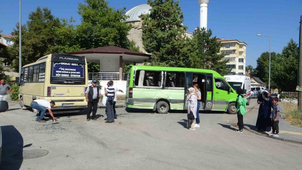 Minibüslerin çarpıştığı kazada can pazarı