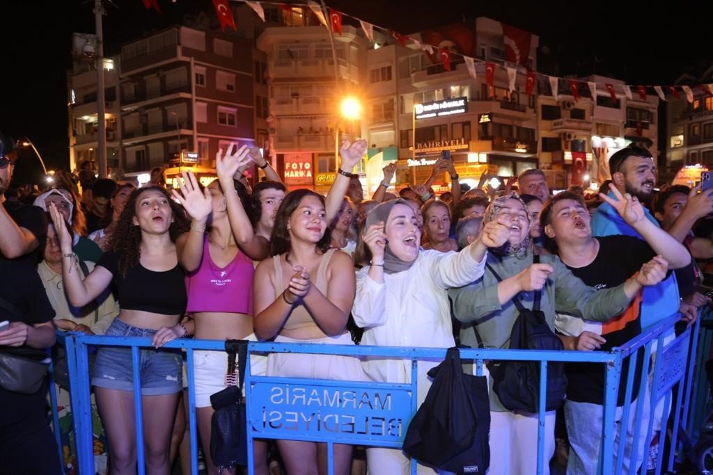 Marmarisliler konserde coştu