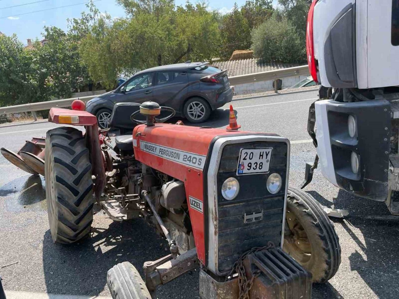 Yatağan’da beton mikseri ile traktör çarpıştı: 1 yaralı