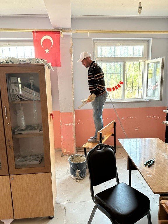 Fedakâr öğretmenler okulu eğitim öğretime hazırladı
