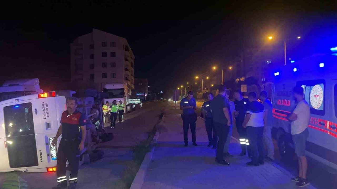 Nevşehir’de servis minibüsü devrildi: 2 yaralı