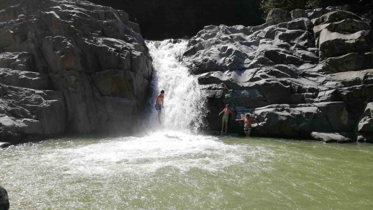 Rize’nin Güneysu ilçesinde sıcaktan bunalanlar soluğu Katarahte Şelalesi’nde alıyor