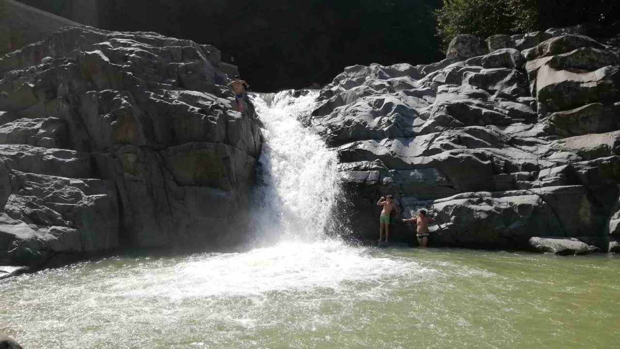 Rize’nin Güneysu ilçesinde sıcaktan bunalanlar soluğu Katarahte Şelalesi’nde alıyor