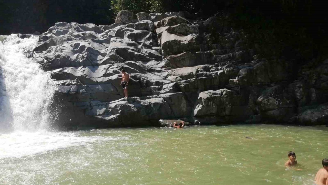 Rize’nin Güneysu ilçesinde sıcaktan bunalanlar soluğu Katarahte Şelalesi’nde alıyor