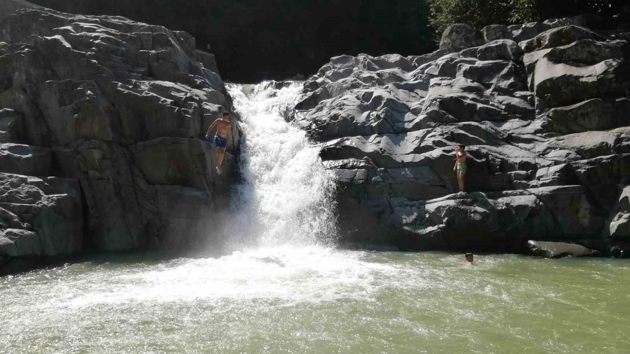 Rize’nin Güneysu ilçesinde sıcaktan bunalanlar soluğu Katarahte Şelalesi’nde alıyor