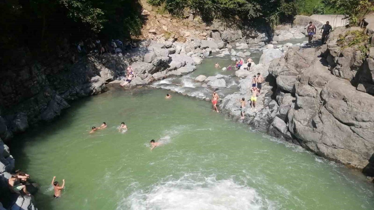 Rize’nin Güneysu ilçesinde sıcaktan bunalanlar soluğu Katarahte Şelalesi’nde alıyor
