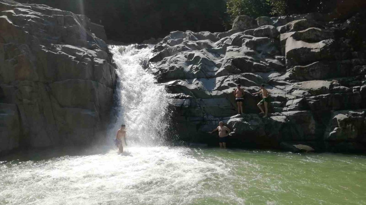 Rize’nin Güneysu ilçesinde sıcaktan bunalanlar soluğu Katarahte Şelalesi’nde alıyor