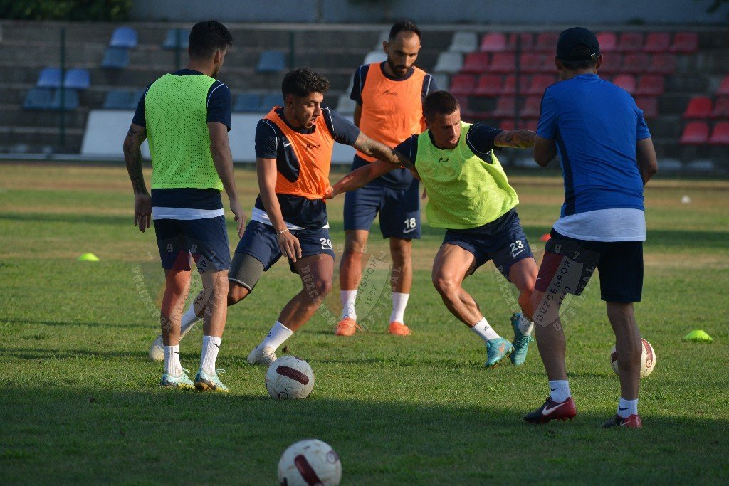 Düzcespor top kapma çalıştı