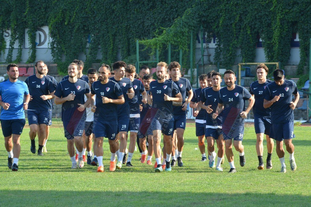 Düzcespor top kapma çalıştı