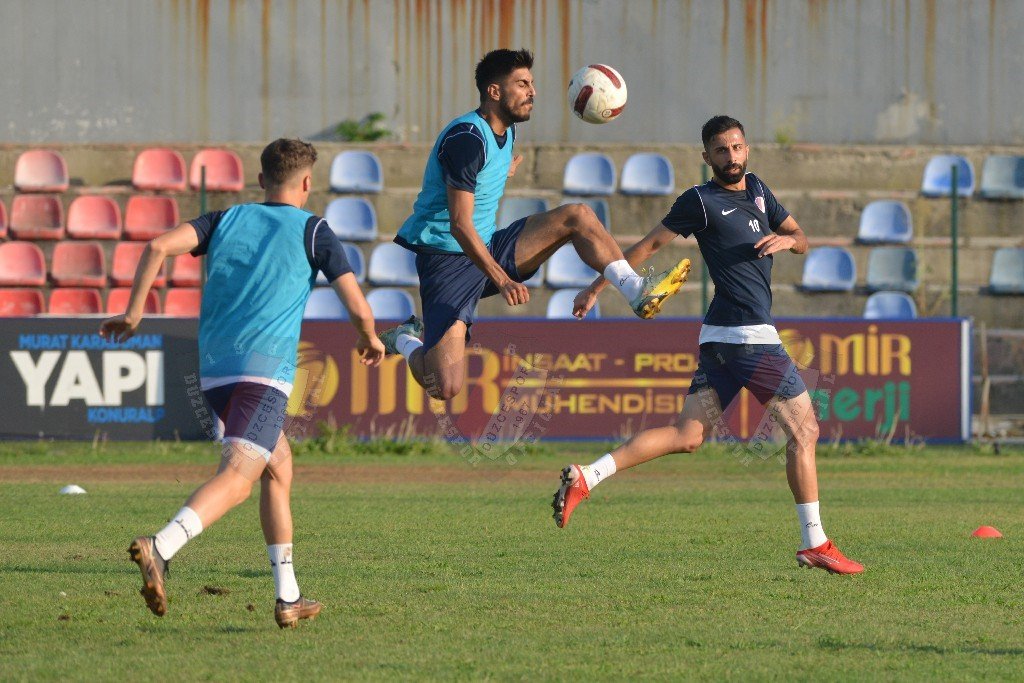 Düzcespor top kapma çalıştı