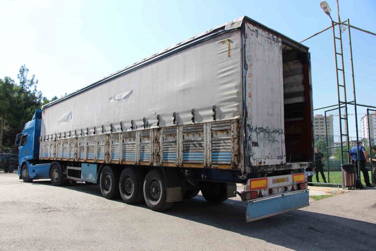 Amasya’da polisin durdurduğu tırdan kaçan düzensiz göçmenler dron desteğiyle yakalandı