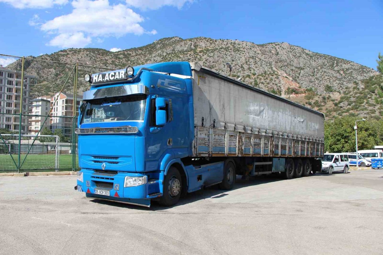 Amasya’da polisin durdurduğu tırdan kaçan düzensiz göçmenler dron desteğiyle yakalandı