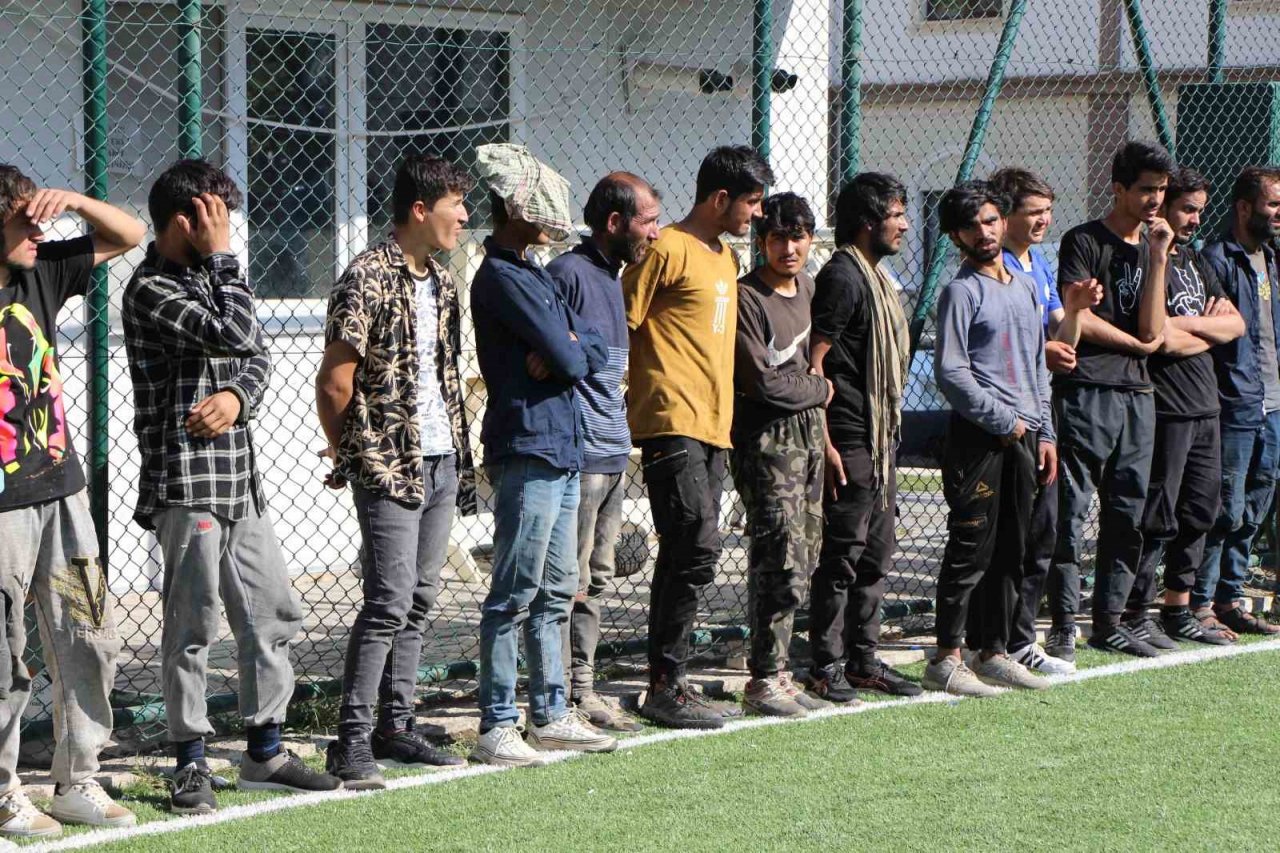 Amasya’da polisin durdurduğu tırdan kaçan düzensiz göçmenler dron desteğiyle yakalandı