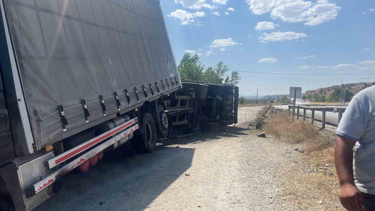D100’de devrilen tırın sürücüsü yaralandı