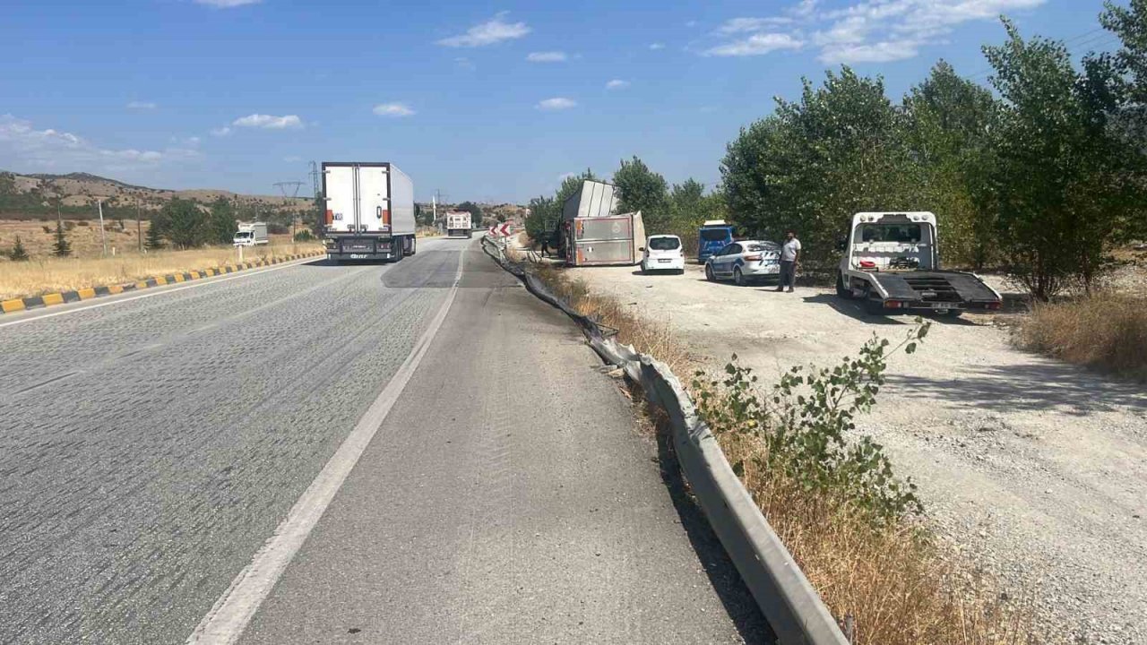 D100’de devrilen tırın sürücüsü yaralandı