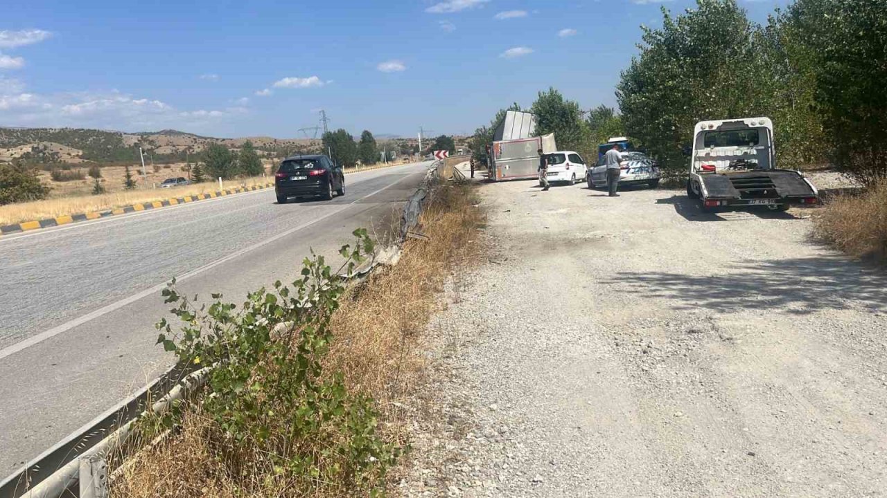 D100’de devrilen tırın sürücüsü yaralandı