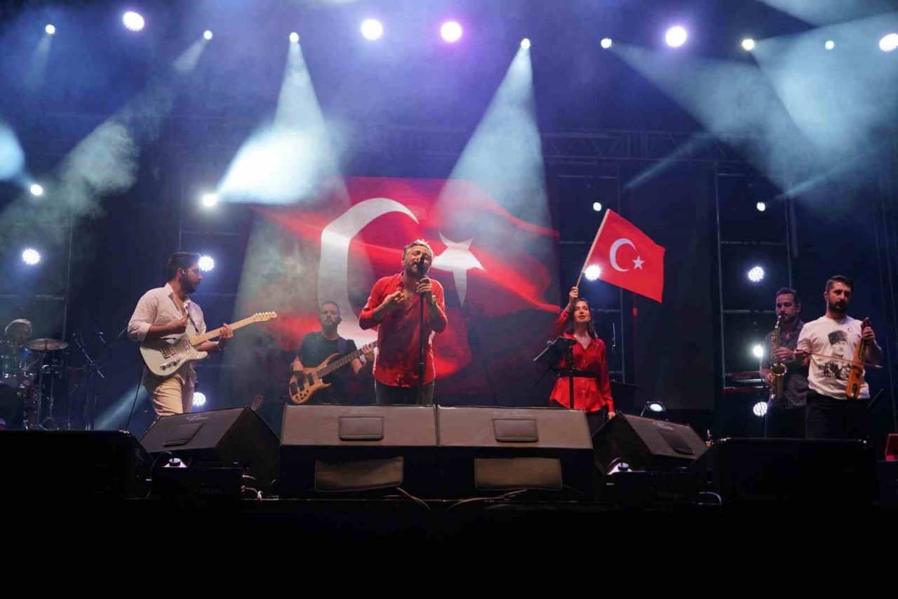 Resul Dindar, binlerce kişinin seslendirdiği o türküyü hayranlıkla dinledi