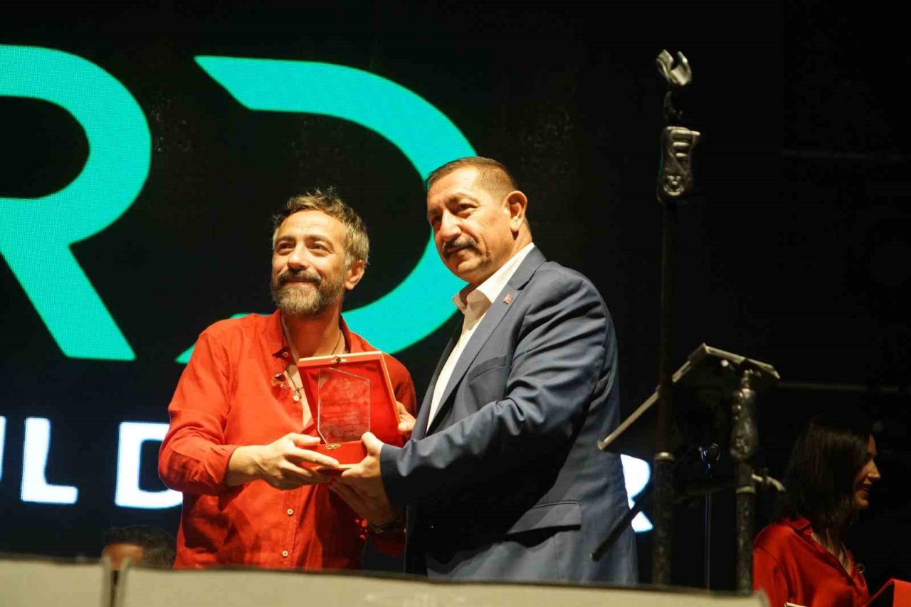 Resul Dindar, binlerce kişinin seslendirdiği o türküyü hayranlıkla dinledi