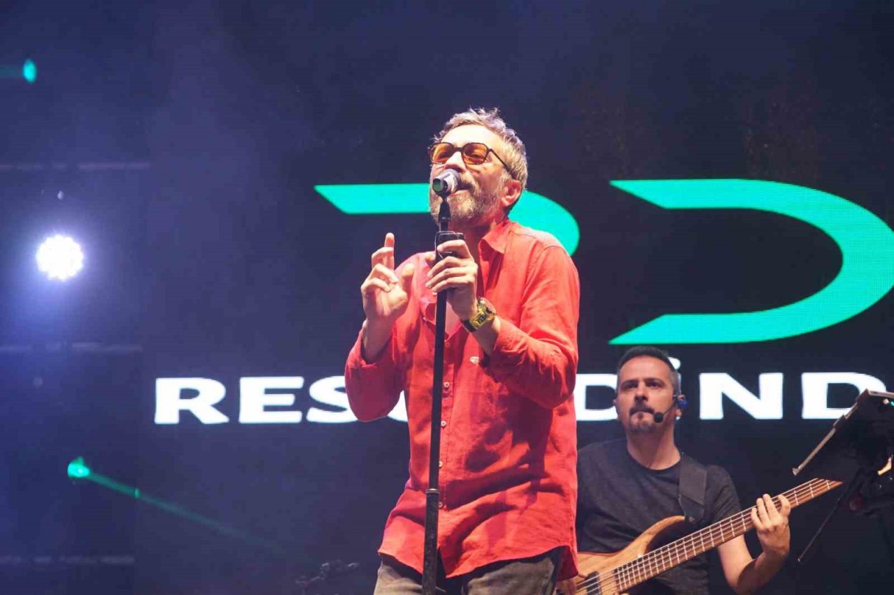 Resul Dindar, binlerce kişinin seslendirdiği o türküyü hayranlıkla dinledi