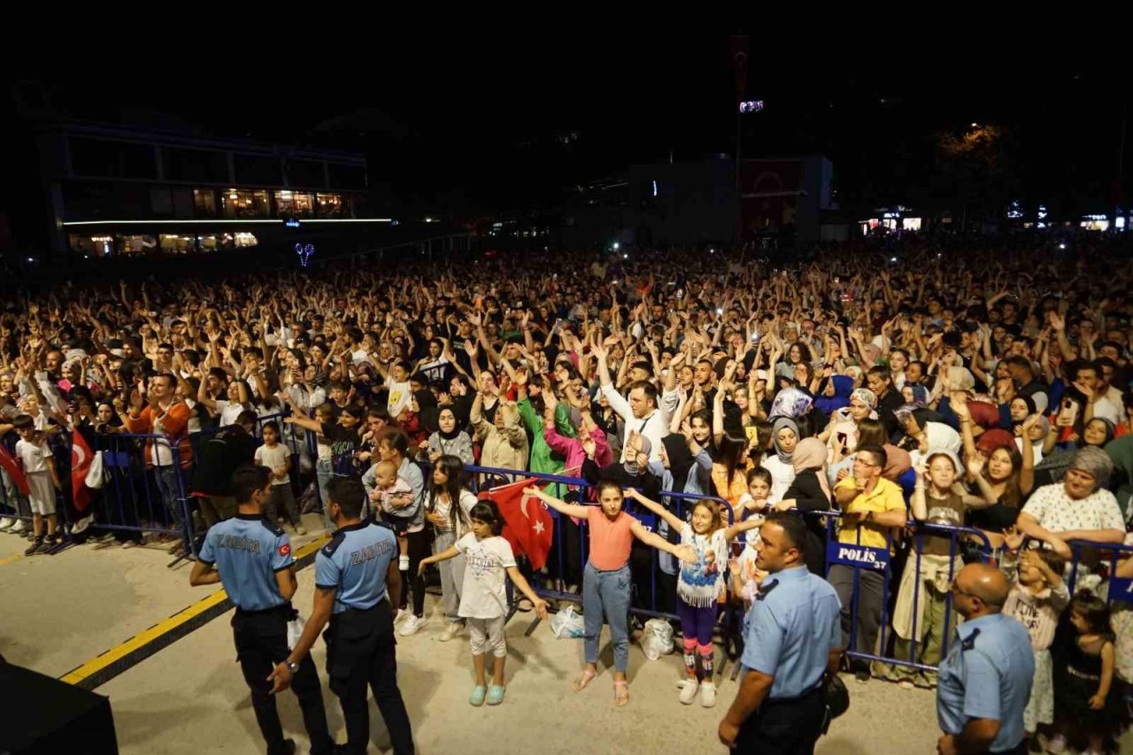Resul Dindar, binlerce kişinin seslendirdiği o türküyü hayranlıkla dinledi