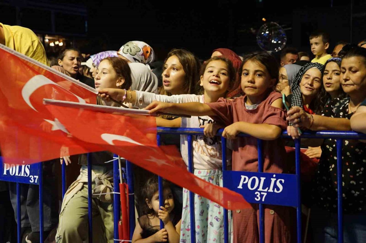 Resul Dindar, binlerce kişinin seslendirdiği o türküyü hayranlıkla dinledi
