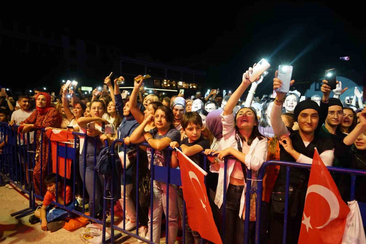 Resul Dindar, binlerce kişinin seslendirdiği o türküyü hayranlıkla dinledi