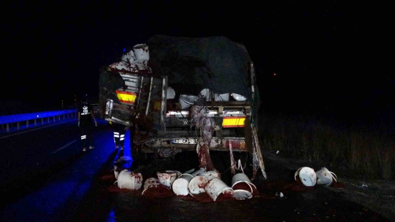 Yolcu otobüsü tıra arkadan çarptı: 1’i ağır 15 yaralı