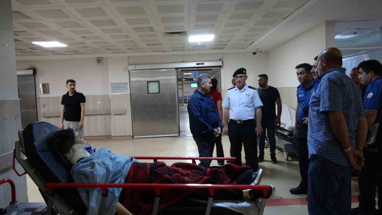 Yolcu otobüsü tıra arkadan çarptı: 1’i ağır 15 yaralı