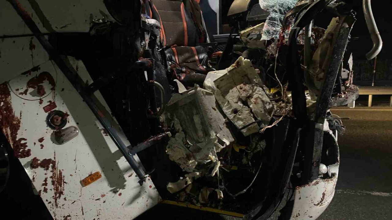 Yolcu otobüsü tıra arkadan çarptı: 1’i ağır 15 yaralı