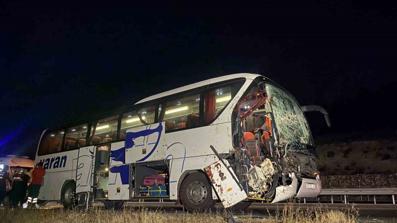Yolcu otobüsü tıra arkadan çarptı: 1’i ağır 15 yaralı