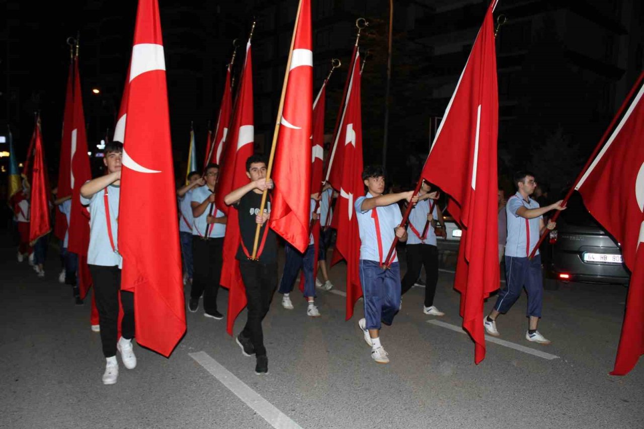 Uşak’ta Zafer Bayramı coşkusu fener alayı ile sürdü
