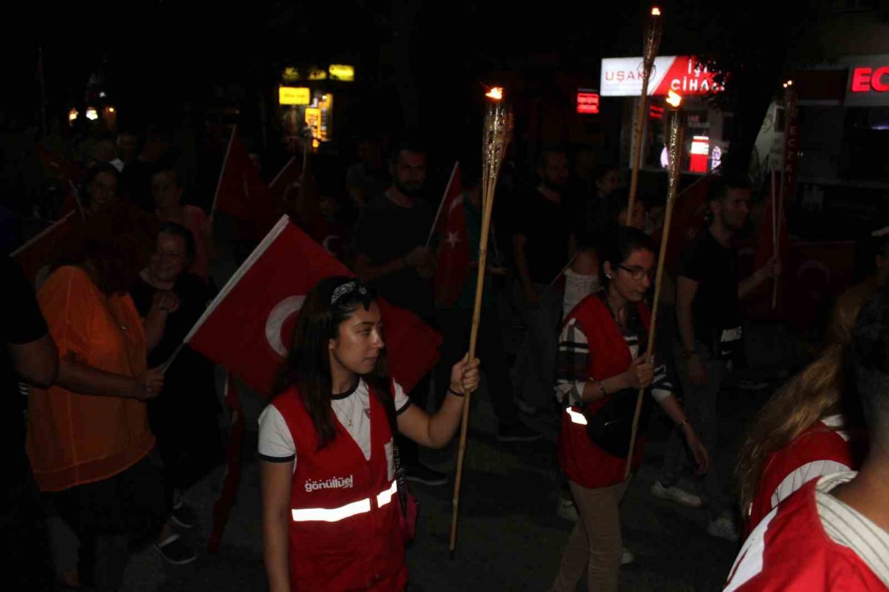 Uşak’ta Zafer Bayramı coşkusu fener alayı ile sürdü