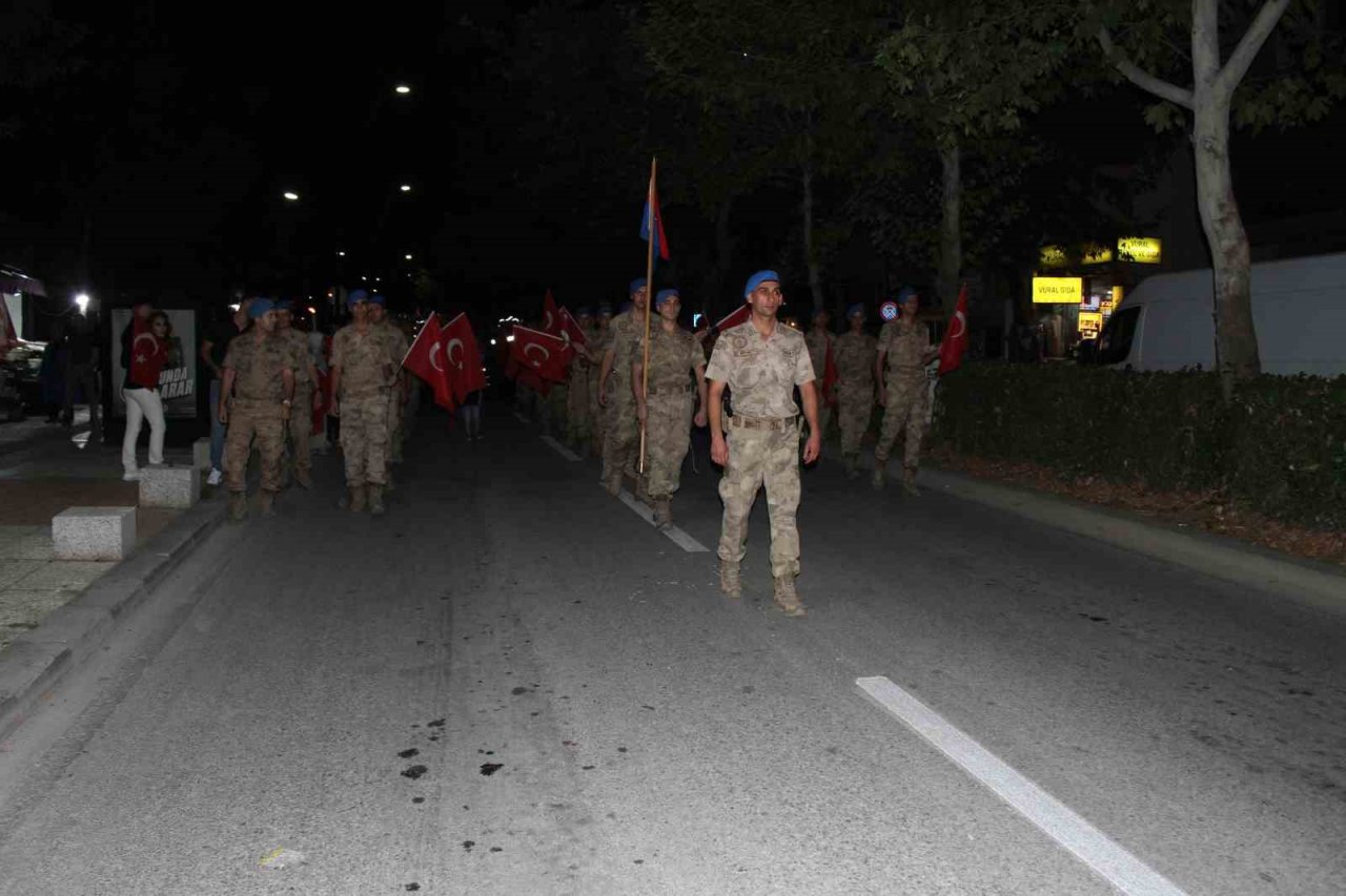 Uşak’ta Zafer Bayramı coşkusu fener alayı ile sürdü