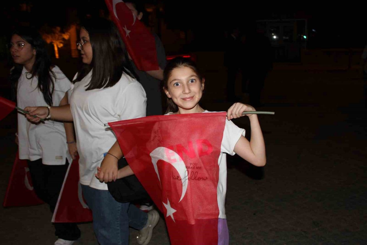 Uşak’ta Zafer Bayramı coşkusu fener alayı ile sürdü