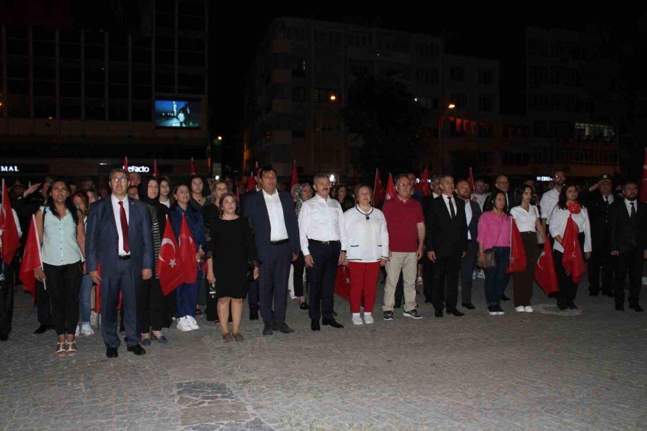 Uşak’ta Zafer Bayramı coşkusu fener alayı ile sürdü