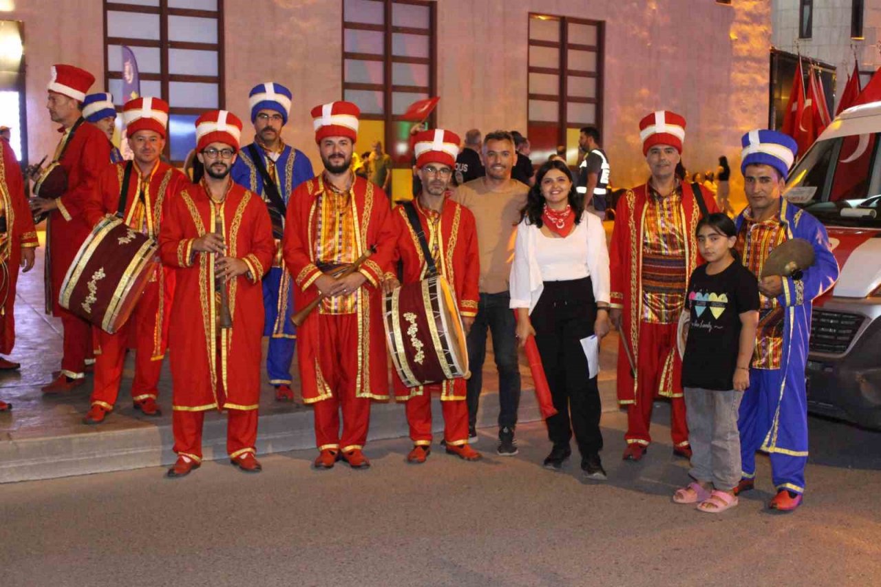 Uşak’ta Zafer Bayramı coşkusu fener alayı ile sürdü