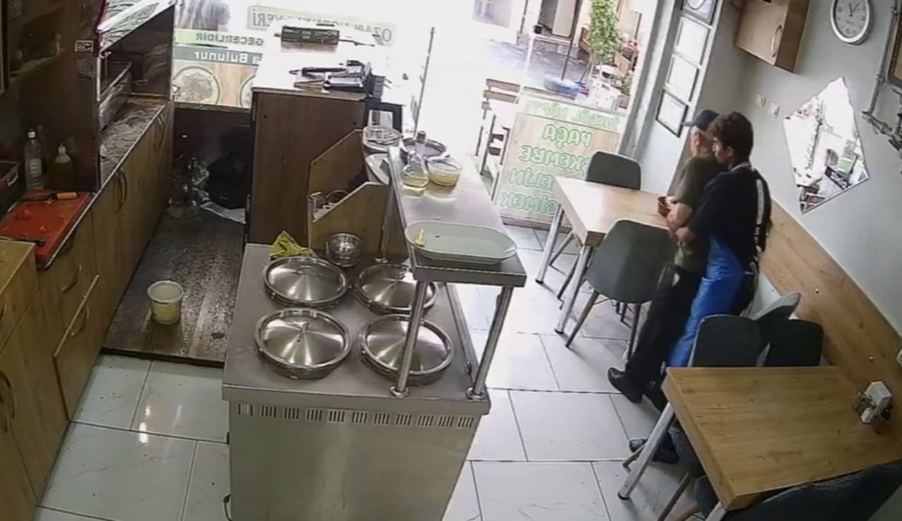 Soluk borusuna yemek kaçan müşterisini Heimlich ile kurtardı