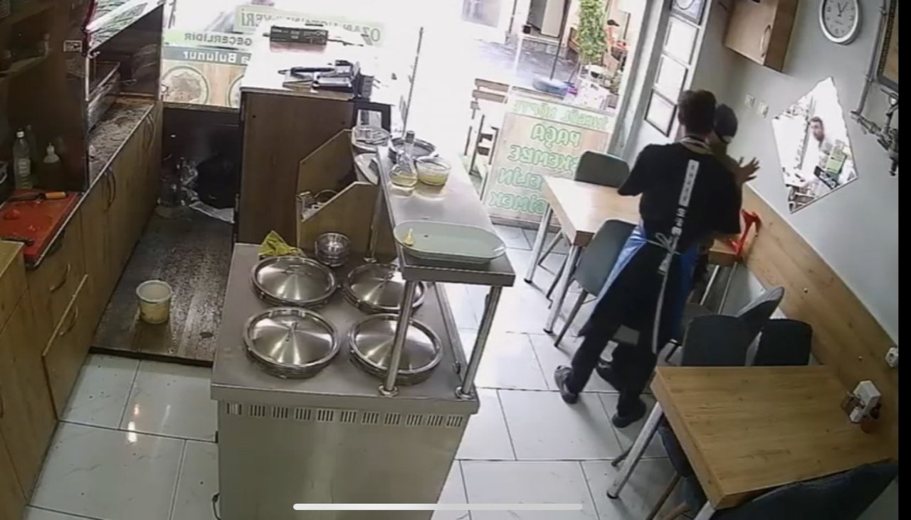 Soluk borusuna yemek kaçan müşterisini Heimlich ile kurtardı