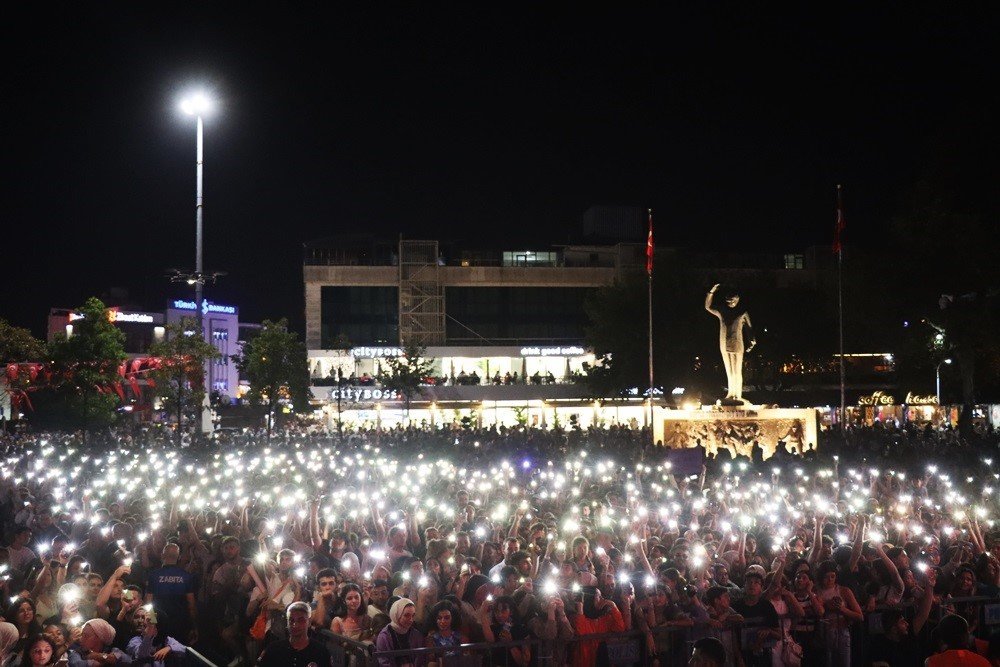 Emir Can İğrek konserini binlerce Yalovalı izledi