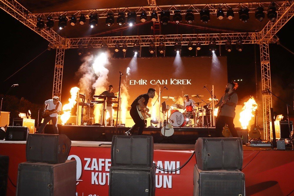 Emir Can İğrek konserini binlerce Yalovalı izledi