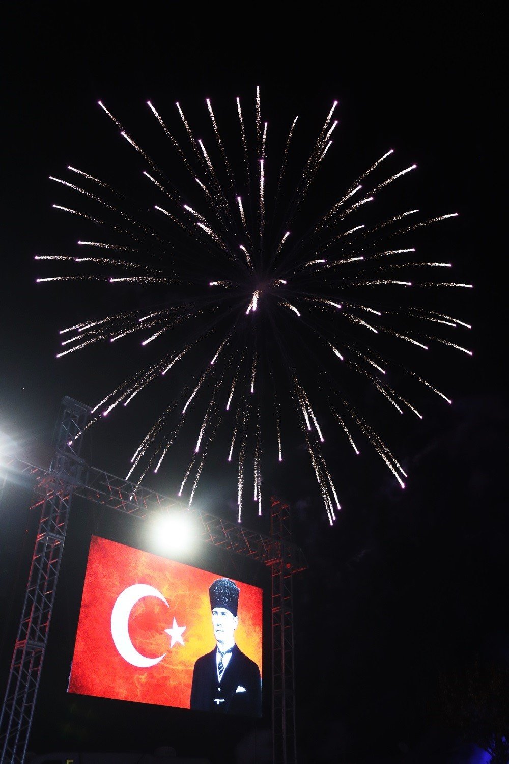 Emir Can İğrek konserini binlerce Yalovalı izledi