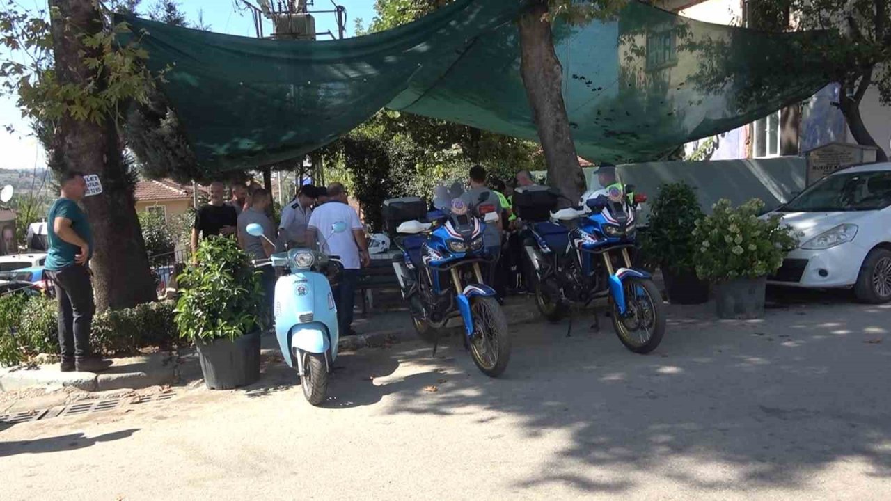 Yalova’da jandarma kask kullanımının önemini anlatıyor