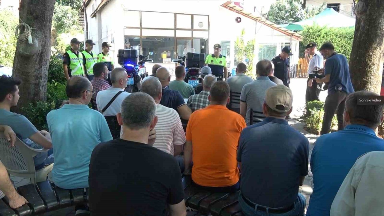 Yalova’da jandarma kask kullanımının önemini anlatıyor