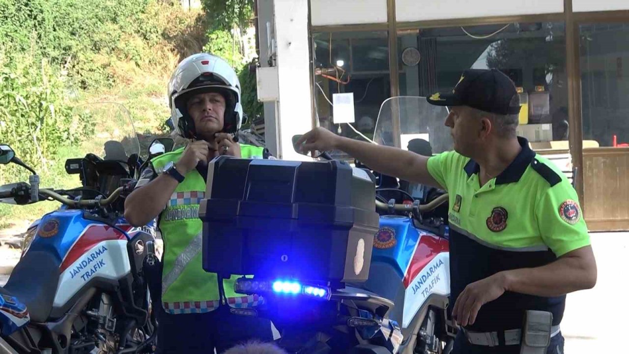 Yalova’da jandarma kask kullanımının önemini anlatıyor