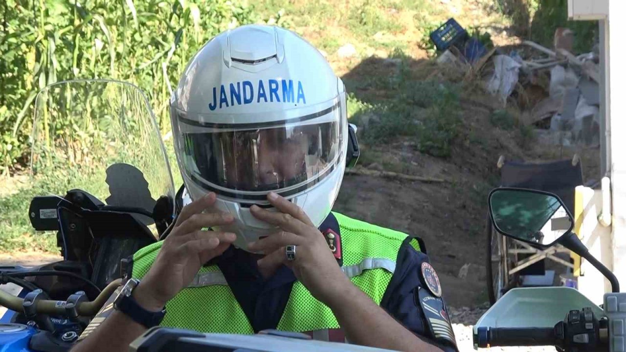 Yalova’da jandarma kask kullanımının önemini anlatıyor
