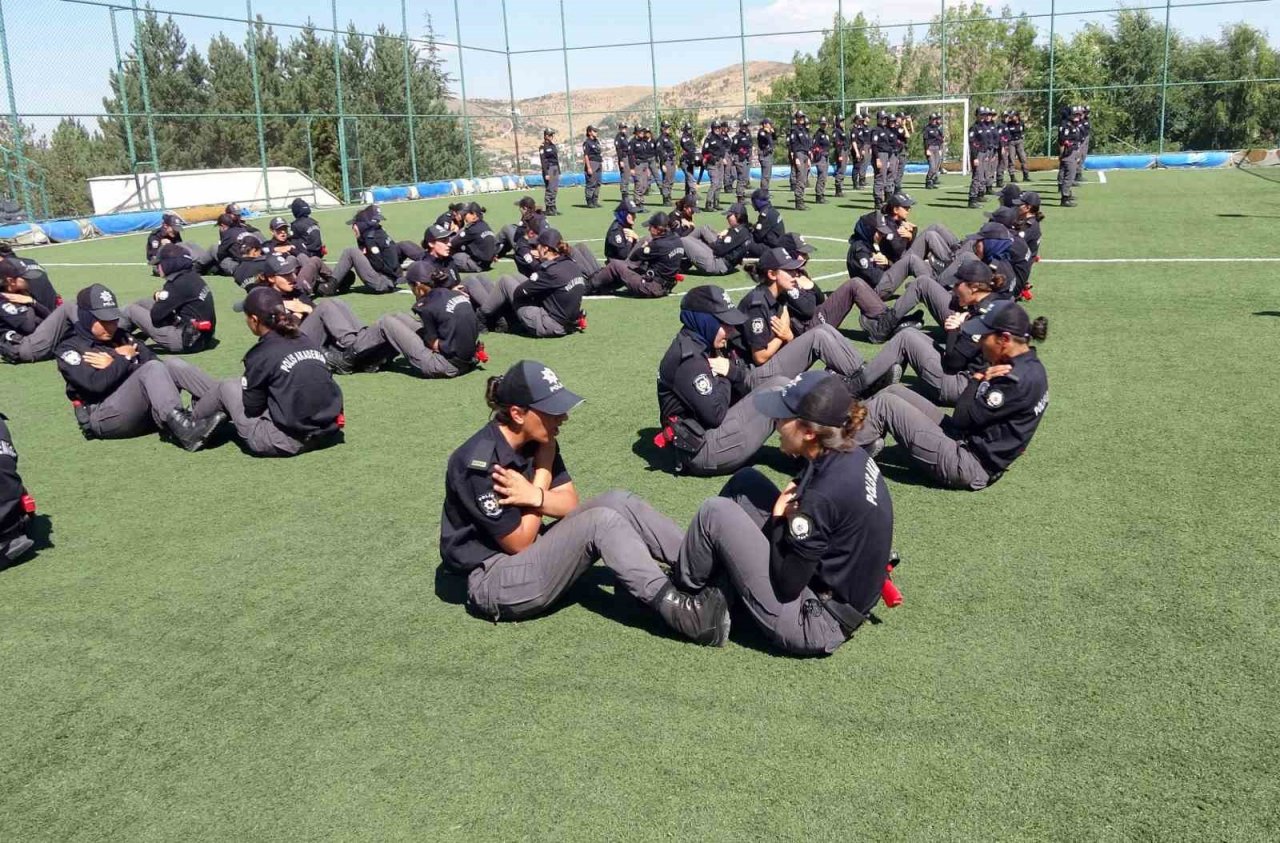 Kadın polis adayları zorlu eğitim sürecinden geçiyor