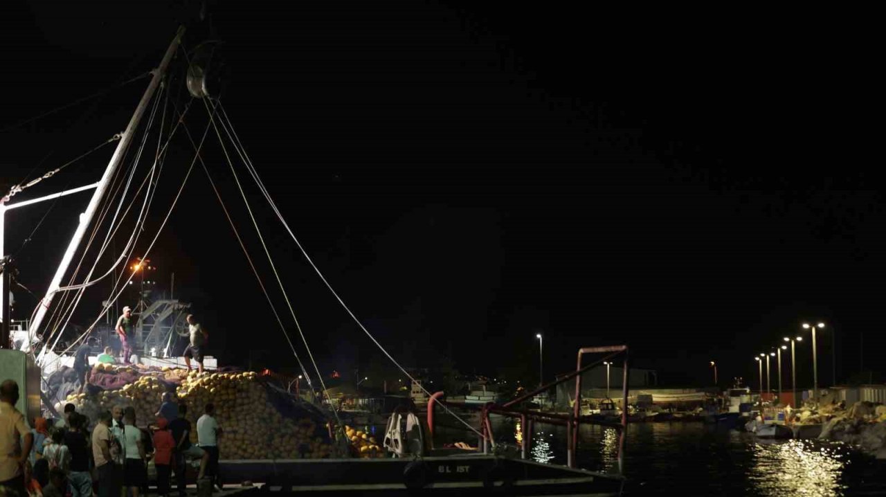 Kocaeli’de balıkçılar havai fişek eşliğinde denize açıldı