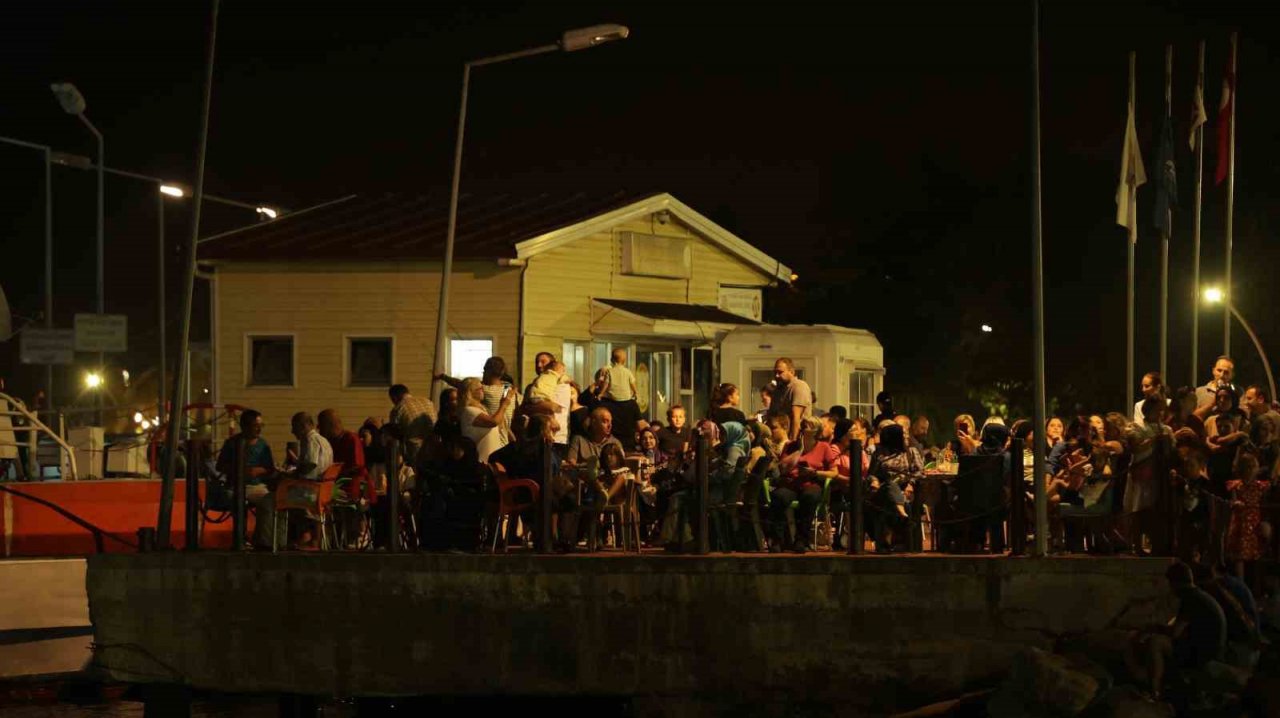 Kocaeli’de balıkçılar havai fişek eşliğinde denize açıldı