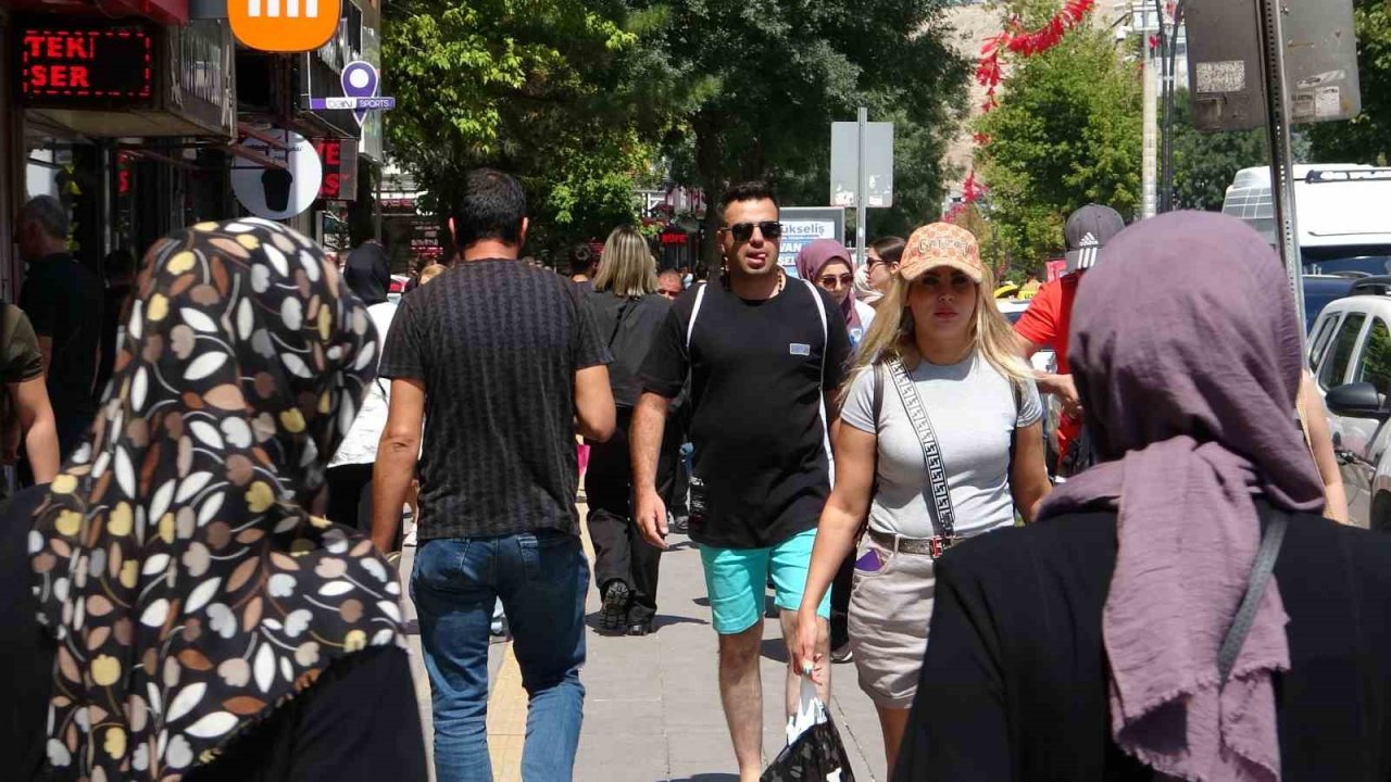 6 ayda 200 bin İranlı Van’ı ziyaret etti